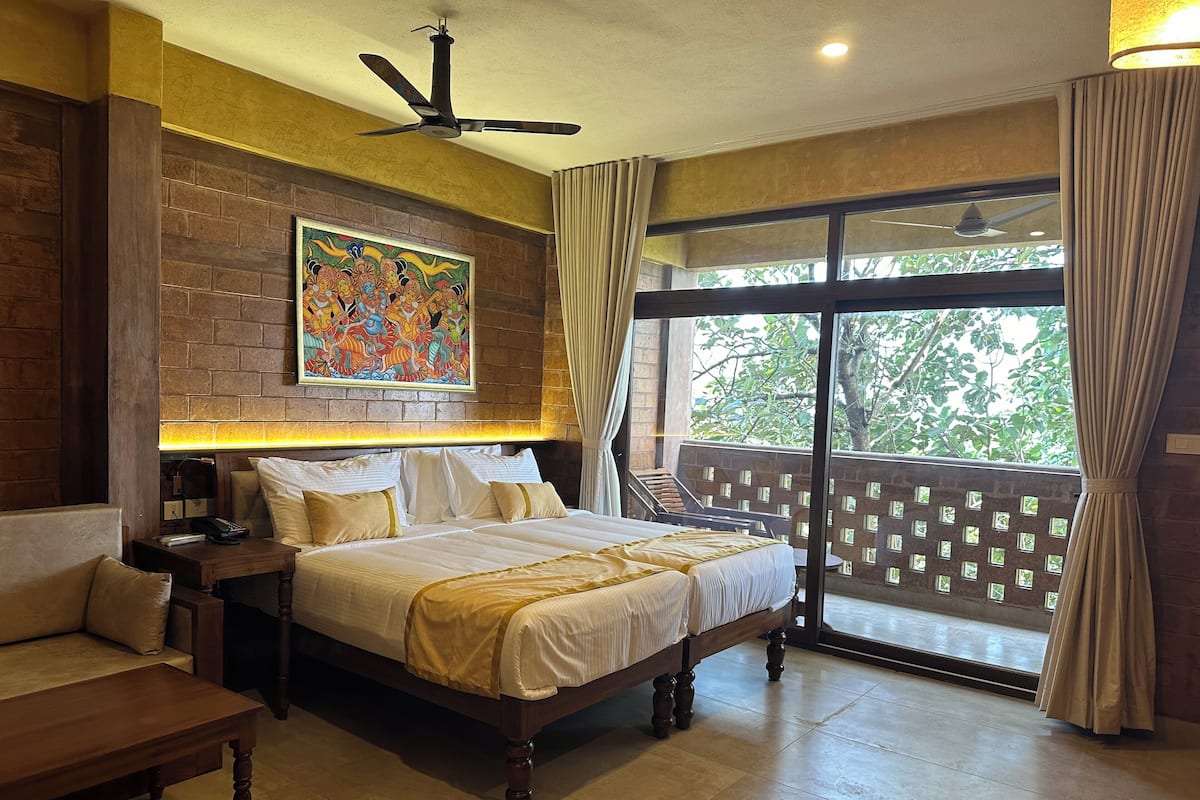 Ayur Earth Ananta | Edredons de pluma, cofres nos quartos, escrivaninha