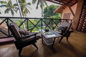 Ayur Earth Villla Premium | バルコニー