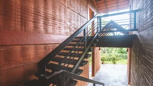 Una escalera que conduce a un espacio exterior con vista a zonas verdes.