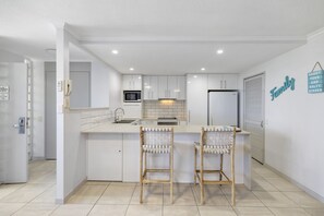 Microwave, stovetop, dishwasher, high chair - Private Rooftop Spa Beachfront Deluxe Apartment

 (Maroochydore)
