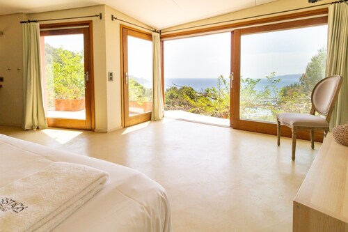 Vue imprenable sur la mer avec piscine privée