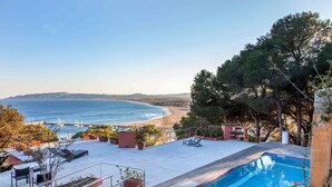 Una piscina en la azotea con vistas a la playa y al océano.