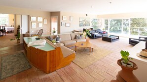 Amplia sala de estar con mesa de billar, sofá y mesa de centro.