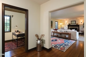 Una sala de estar con chimenea, un sofá, una mesa de centro y una alfombra.