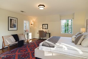 4 bedrooms, desk, free WiFi, bed sheets