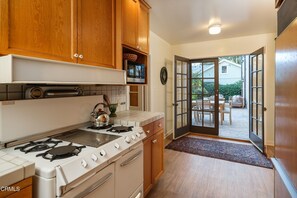 Fridge, oven, stovetop - Charming Pasadena Pre-war Gem (Pasadena)