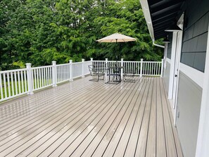 Outdoor dining - Freshly remodeled guest house in winery Woodinville (Redmond)