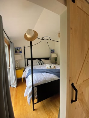 2 bedrooms, desk, WiFi, bed sheets