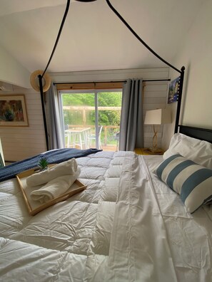 2 bedrooms, desk, WiFi, bed sheets