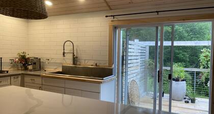 Free kayak w/ deliv, new listedAIR CONDITIONED loft above Kayak Shop