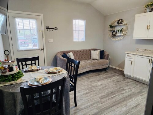 7 minutes to the Lucky Eagle Casino!  Cozy brand new Cabin.