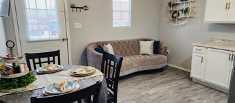 7 minutes to the Lucky Eagle Casino!  Cozy brand new Cabin.