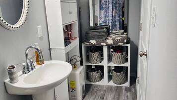 SĂšche-cheveux, serviettes fournies, savon, shampoing