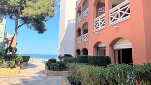 Un immeuble doté de nombreux balcons et offrant une vue dégagée sur la mer.