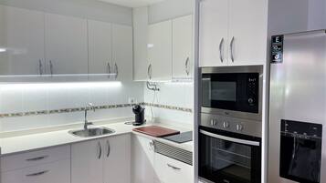 Réfrigérateur, micro-ondes, four, lave-vaisselle