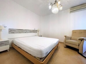 1 chambre, fer et planche à repasser, draps fournis