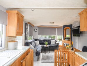 Fridge, cookware/dishes/utensils