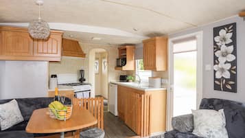 Fridge, cookware/dishes/utensils