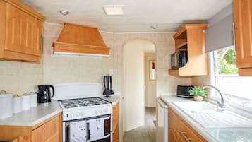 Fridge, cookware/dishes/utensils