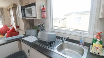 Kühlschrank, Wasserkocher, Toaster, Kochgeschirr/Geschirr/Besteck