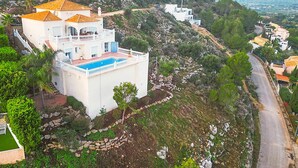 A white villa with a blue pool, surrounded by greenery and a winding road. - Villa with panoramic views all inclusive La Sella DJ (Pedreguer)