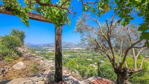 A stone pathway leading to a wooden pergola with a view of a valley and mountains. - Villa with panoramic views all inclusive La Sella DJ (Pedreguer)