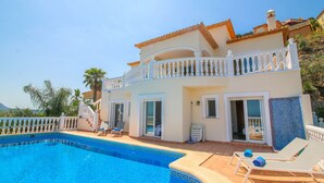 A two-story house with a swimming pool, a balcony, and a staircase leading to the upper floor. - Villa with panoramic views all inclusive La Sella DJ (Pedreguer)