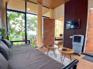 Maison Luxe | Coin séjour | TV connectée de 32 pouces avec chaînes numériques