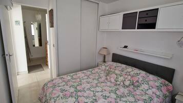 1 slaapkamer, een strijkplank/strijkijzer