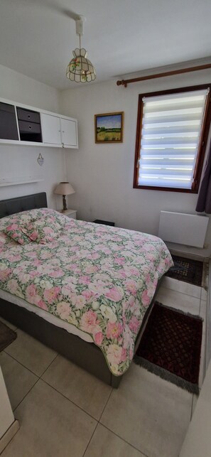 1 間睡房、熨斗/熨衫板