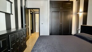 A bedroom with a bed, a dresser, and a wardrobe. - SALLES BEACH 2 (Estartit)