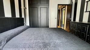 1 sovrum, strykjärn/strykbräda och sängkläder