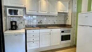 Kjøleskap, mikrobølgeovn, oppvaskmaskin og kaffetrakter/tekoker