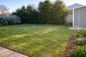 Property grounds - Stylish Lake Albert Cottage. Wagga Wagga
 (Lake Albert)