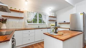 Frigorífico, microondas, horno y placa de cocina