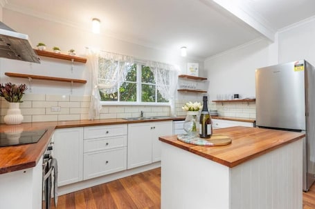 Fridge, microwave, oven, stovetop. Stylish Lake Albert Cottage. Wagga Wagga