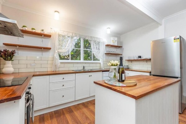 Kjøleskap, mikrobølgeovn, ovn og kokeplater