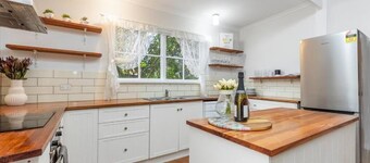 Stylish Lake Albert Cottage. Wagga Wagga