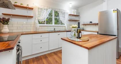 Stylish Lake Albert Cottage. Wagga Wagga