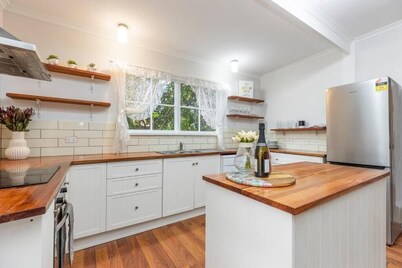 Stylish Lake Albert Cottage. Wagga Wagga
