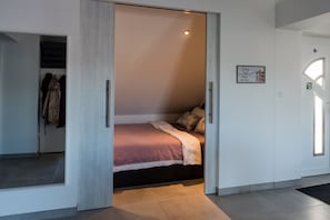 3 chambres, coffres-forts dans les chambres, fer et planche à repasser