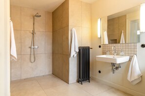 Serviettes fournies, savon, papier toilette