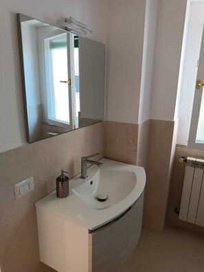 Hiustenkuivaaja, pyyhkeet, saippua, vessapaperi