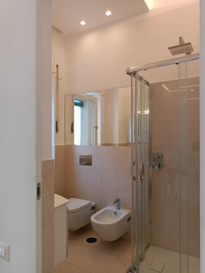 Sèche-cheveux, serviettes fournies, savon, papier toilette