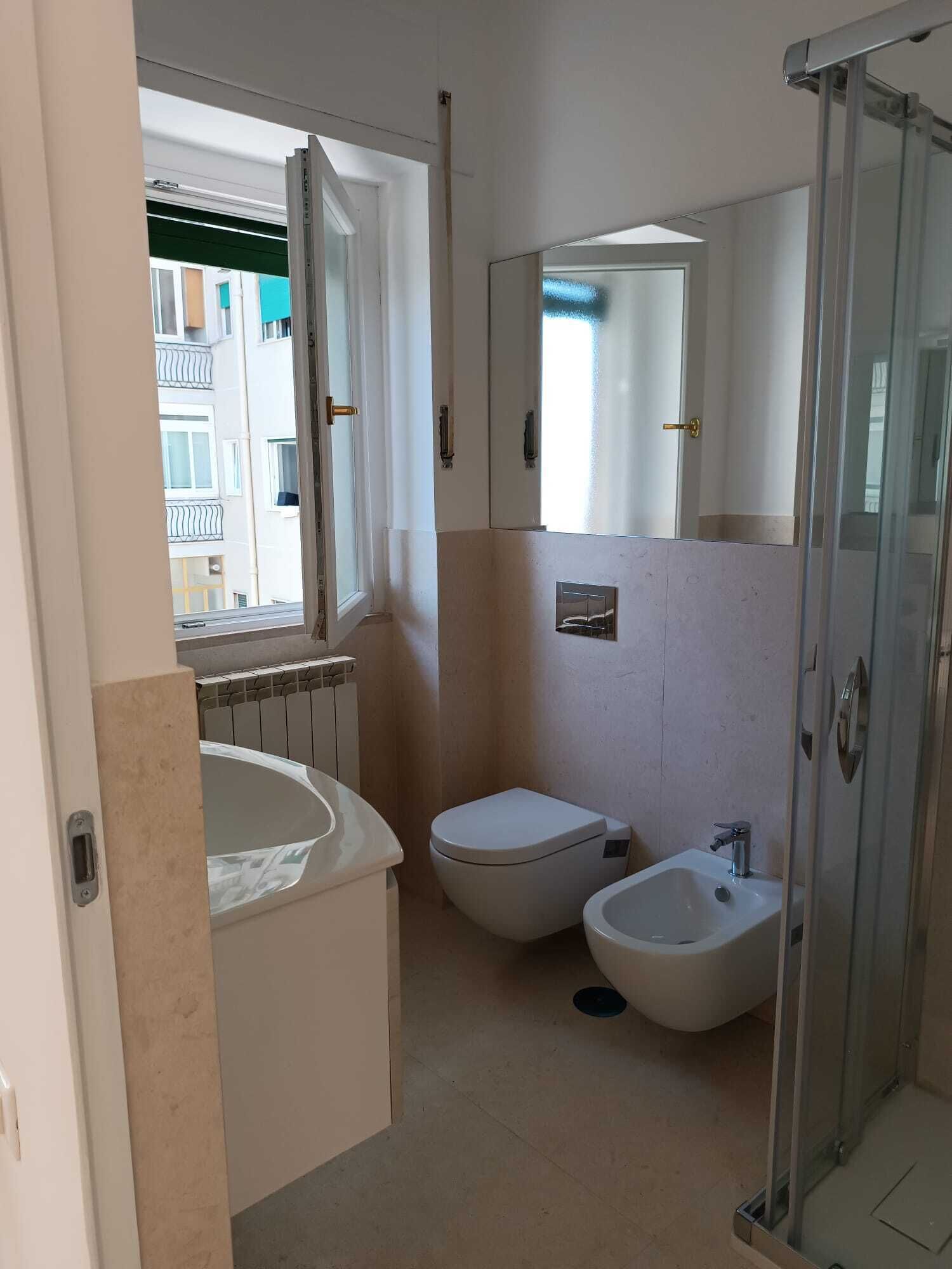 Sèche-cheveux, serviettes fournies, savon, papier toilette