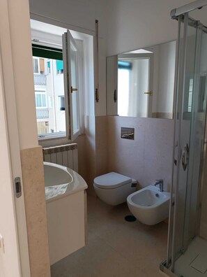 Haartrockner, Handtücher, Seife, Toilettenpapier