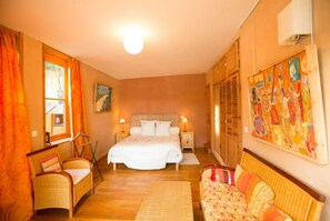 3 habitaciones, tabla de planchar con plancha y cuna de viaje 