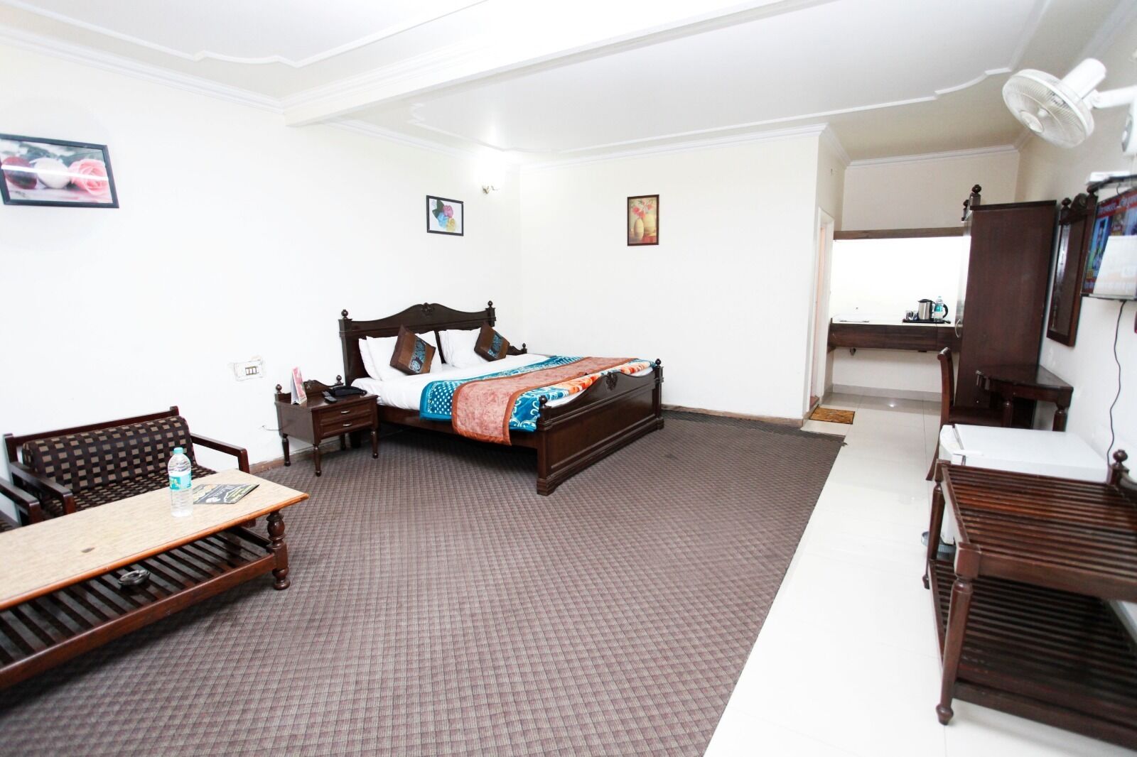 Un dormitorio con cama, escritorio, silla y armario.