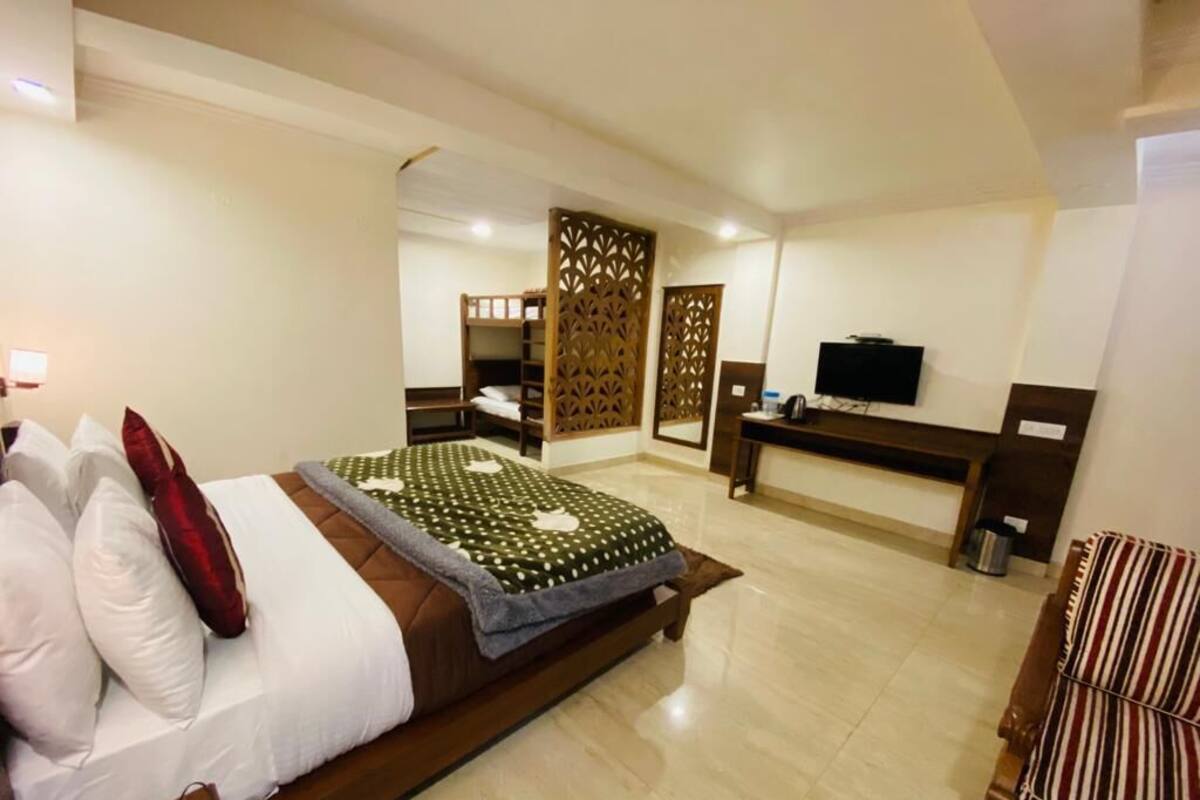 Quarto família | Escrivaninha, Wi-Fi de cortesia, roupa de cama