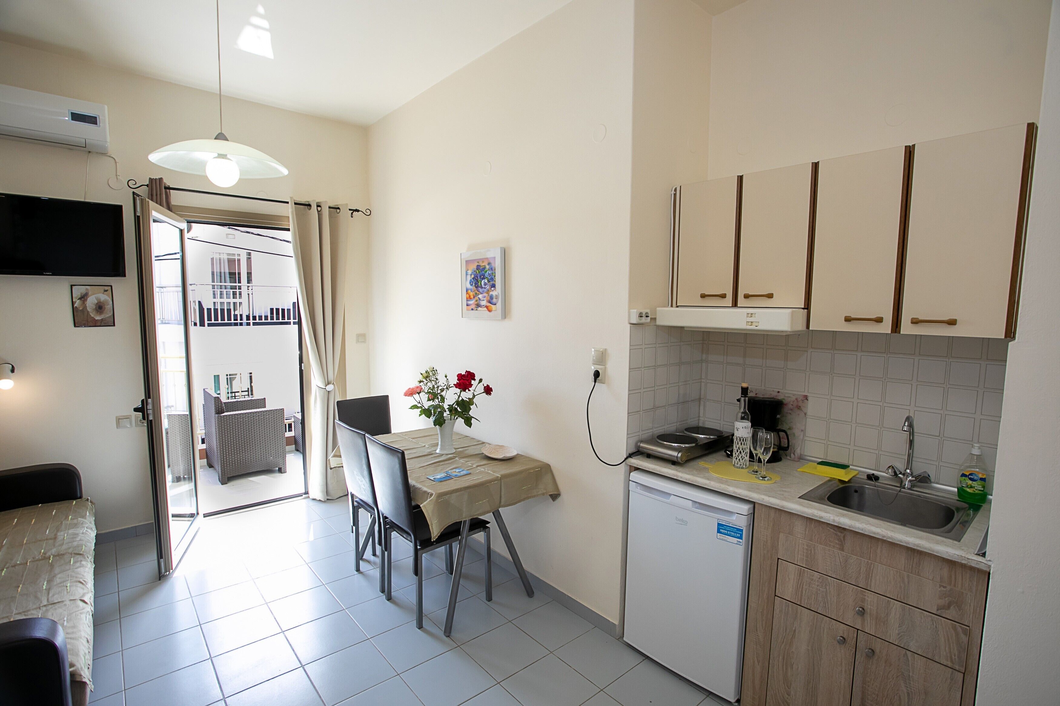 Réfrigérateur, plaque de cuisson, cafetière/bouilloire